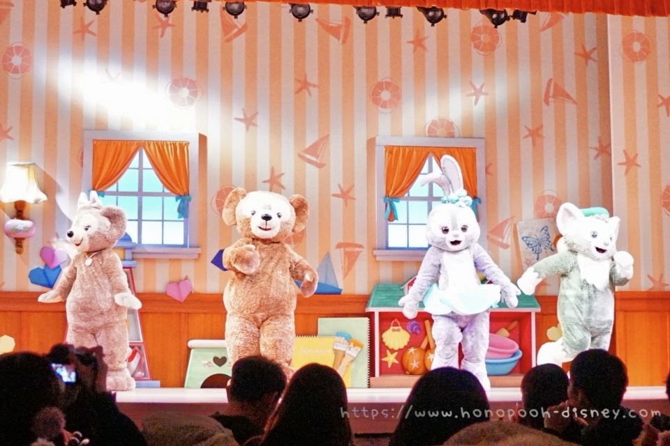 4人でダンス