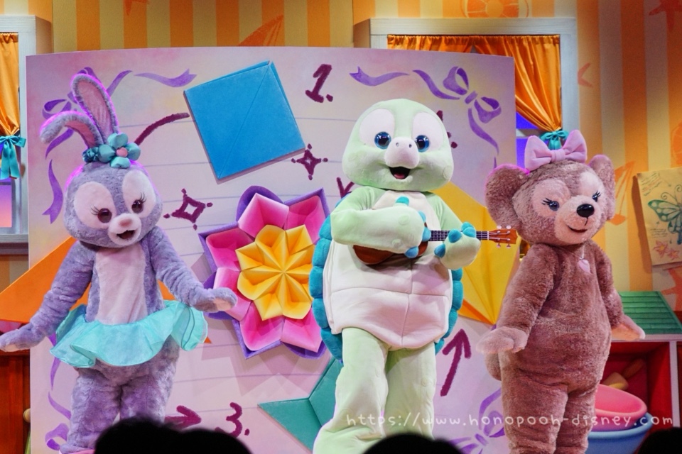 オル・メルが演奏しながら登場