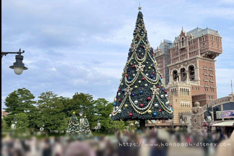 巨大なクリスマスツリーも登場