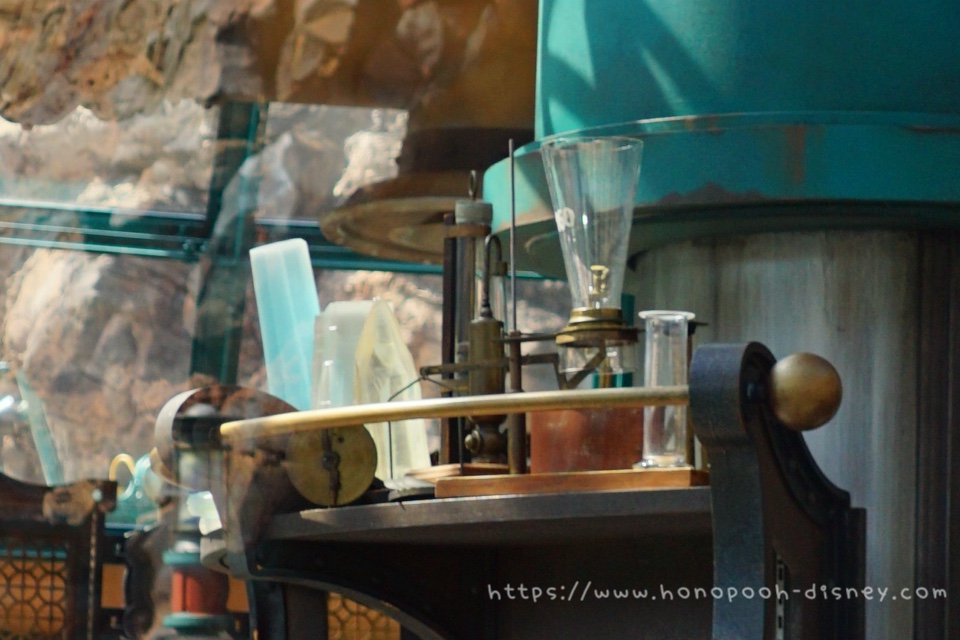 実験道具のようなものも見られる