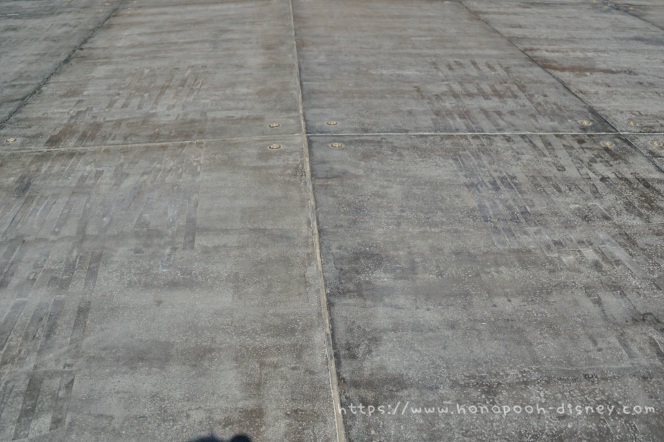 ポートにある車輪の跡