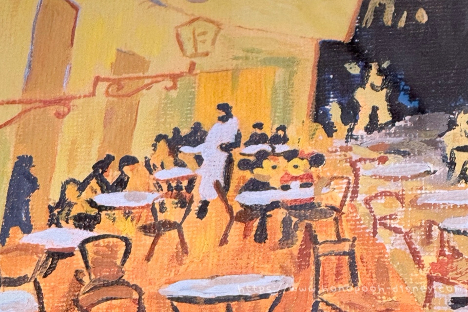 夜のカフェテラスに紛れ込むミッキーとミニー